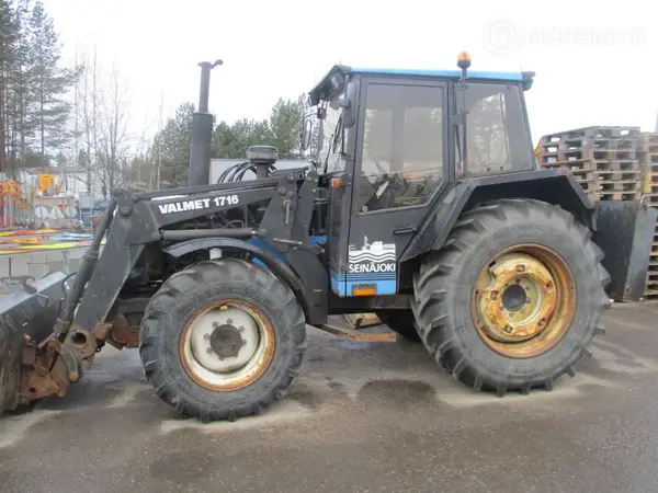Valmet 755 -traktori etukuormaajalla