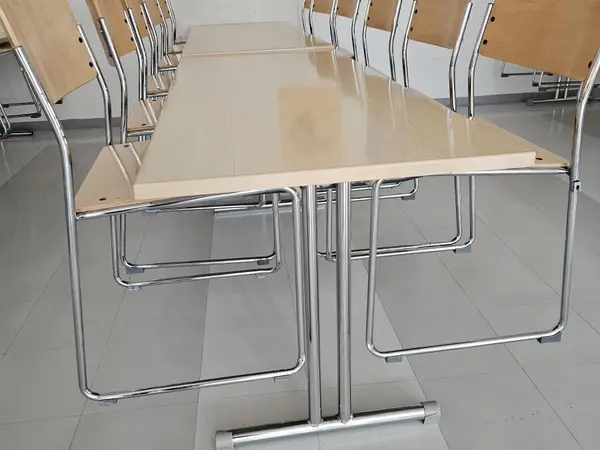 Kaksi pöytää B, teräksen väriset jalat