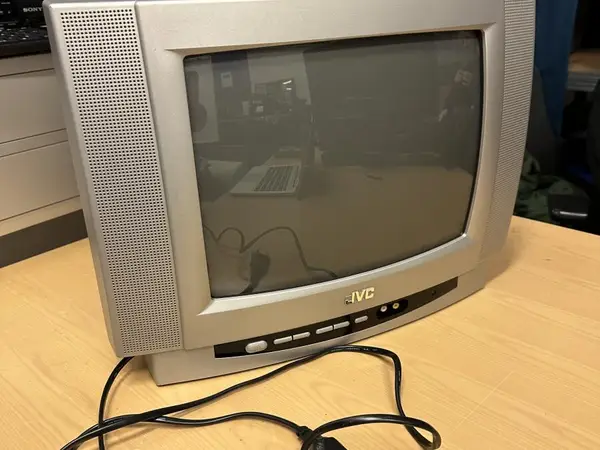 JVC color TV ja VHS videonauhuri