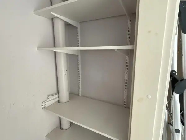 Hyllyt kiskoilla (nro 120) tila 0 krs. 002K