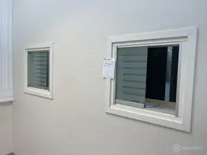 Pienet vastaanottoikkunat 2kpl (nro 226) tila D1 Leikkaussalit 338