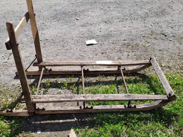 Vanha, antiikkinen puinen kelkka. nro U 21