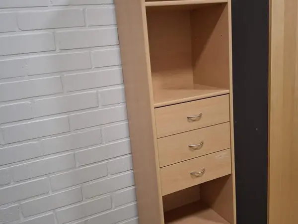 Hyllykkö jossa 3 vetolaatikkoa