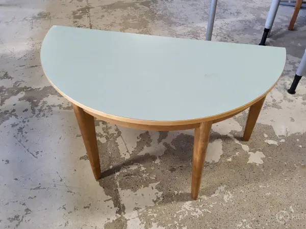 Pöytä (nro 22)