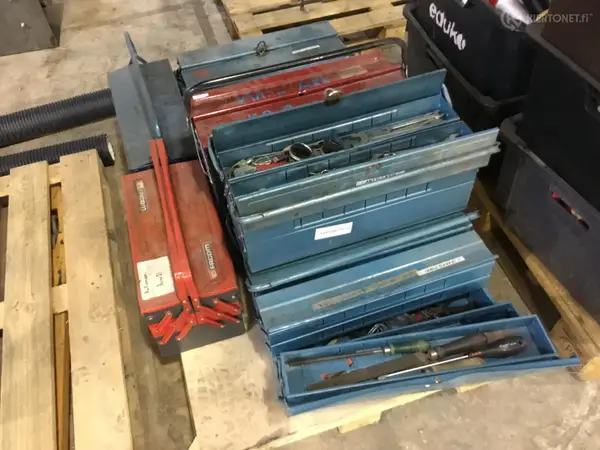 Työkalupakkeja sisältöineen tt156