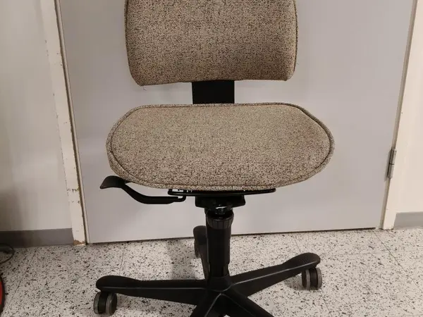 Kinnarps työtuoli (nro 63) tila S2 Aula