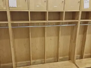 Lasten vaatenaulakko (nro 248) tila 1. Aula 5