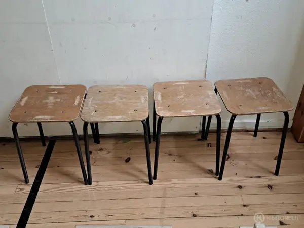 Neljä retrotuolia