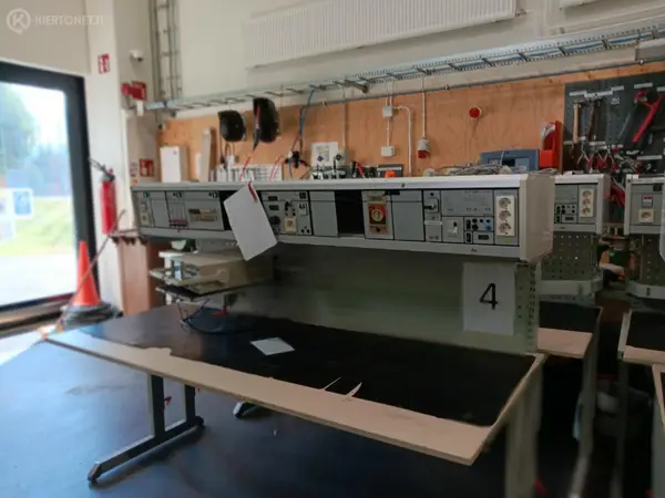 Teklab sähkölaboratoriopöytä (nro 4)