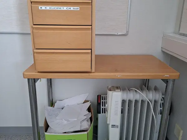 Pieni sivupöytä lokerolla