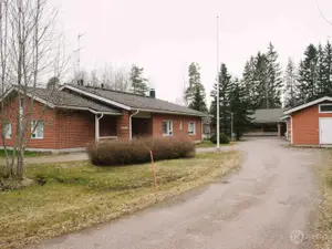 Jelppilä, Ryttylä: kaksi asuinrakennusta ja varasto, yhteensä 881 m²
