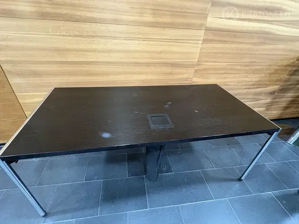 Musta pöytä kaapeliluukulla #1