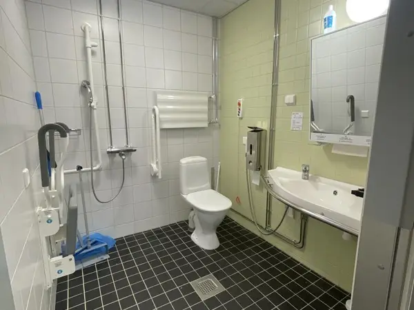Inva WC-kalusteet (nro 28) tila D1 Leiko 012