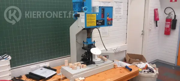 Liimasauman leikkauslujuuden testilaitteisto CLT-levyn näytepaloille, Heider Holztechnik