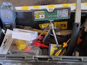 Työkalupakki sekaisia työkaluja ja tarvikkeita. nro KH72