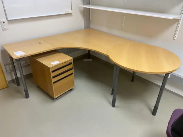 Kulmapöytä + Isku laatikosto (nro 218) tila E2 Kipupoliklinikka 093