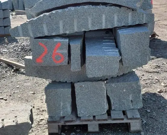 Kurun harmaata graniittia ns. "RÄÄPPIKIVEÄ" Erä 26 eurolavalla