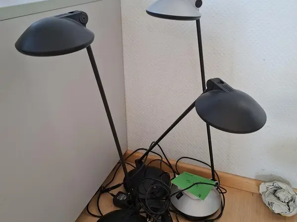 Harmaa ja kaksi mustaa pöytävalaisinta