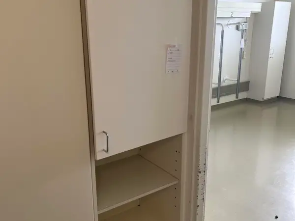 Kaksipuoleinen kaappi (nro 65) tila D6 050
