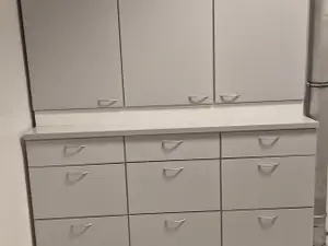 Laatikosto yläkaapeilla (nro 116) tila S2 Aula2