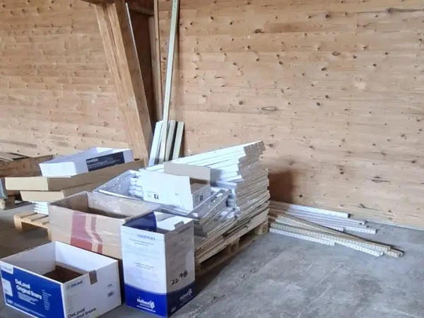 Metallisen säilytyshyllyn osia