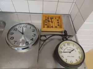 Sekalainen setti kelloja