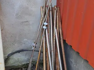 Metallisia ja kromatut/sinkityt pystytangot. nro KH50
