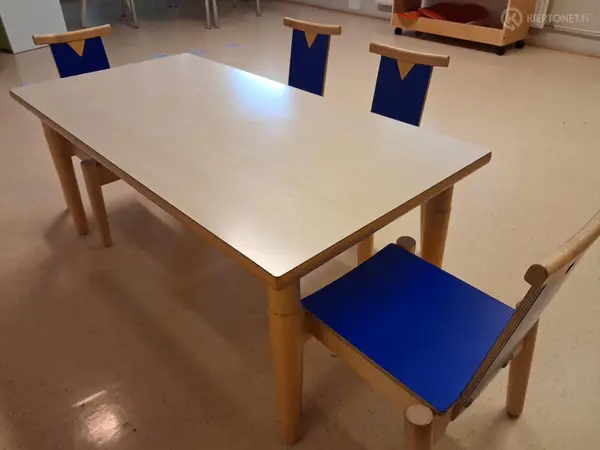 Pöytä + 4 pientä tuolia (nro 15.)