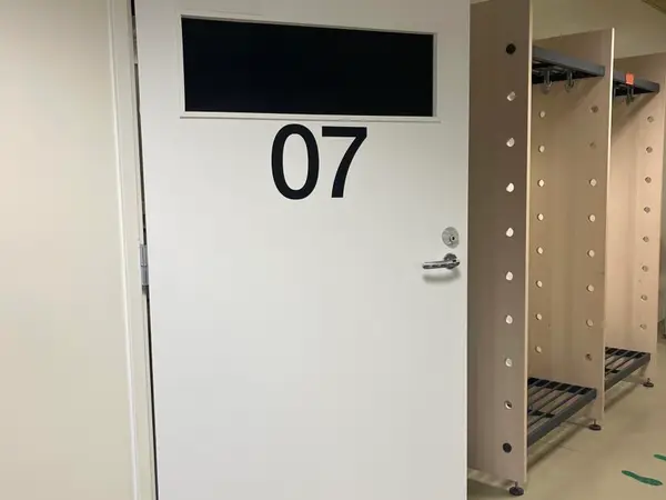 Ääntä eristävä puinen ovi (nro 147) tila D3 07