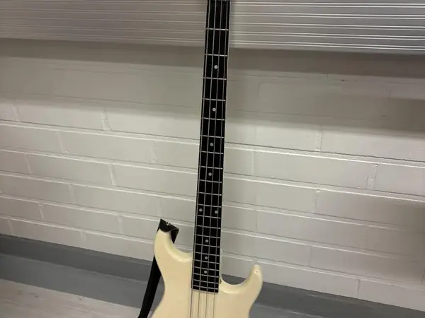 Rocky sähköbasso (nro 349) tila K1 K