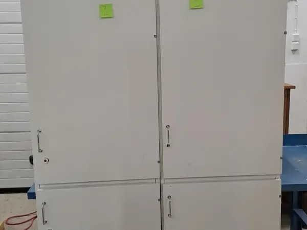Valkoinen kaappi 4 ovinen