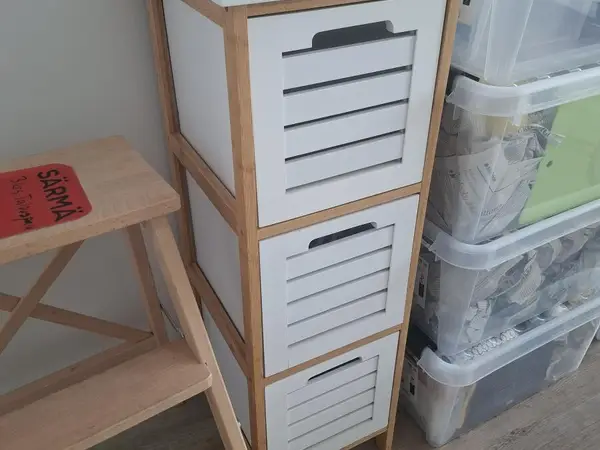 Kolmen laatikon lipasto, valkoinen