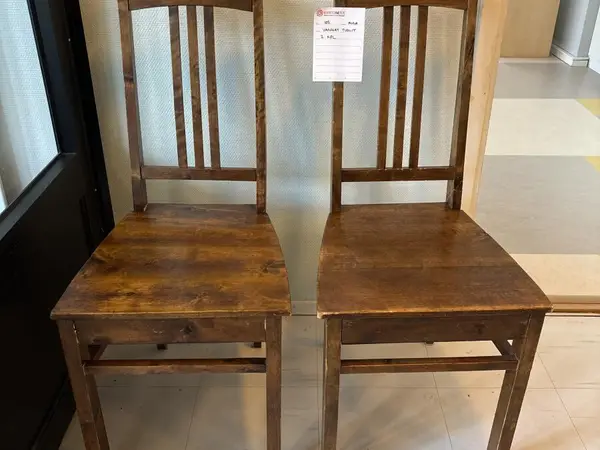 Vanhat tuolit 2 kpl (nro 103) tila 0 krs. Aula