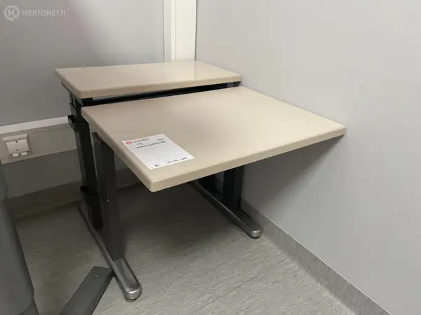 Tietokonepöytä (nro 152) tila E1 Röntgen 154