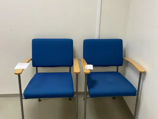 Tuolit 2 kpl (nro 206) tila E2 Kipupoliklinikka 094