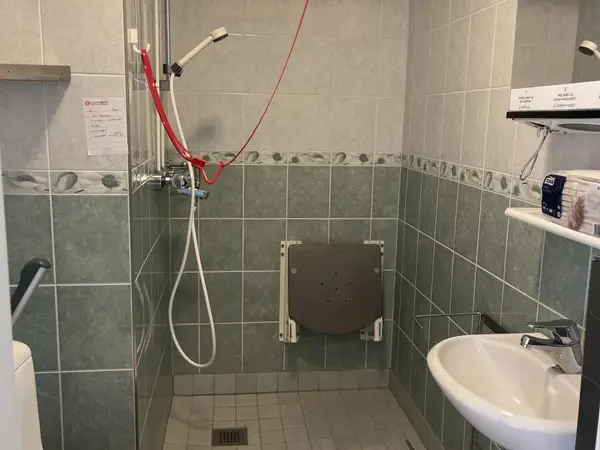 WC-kalusteet + suihku (nro 110) tila D1 vuodeosasto 186