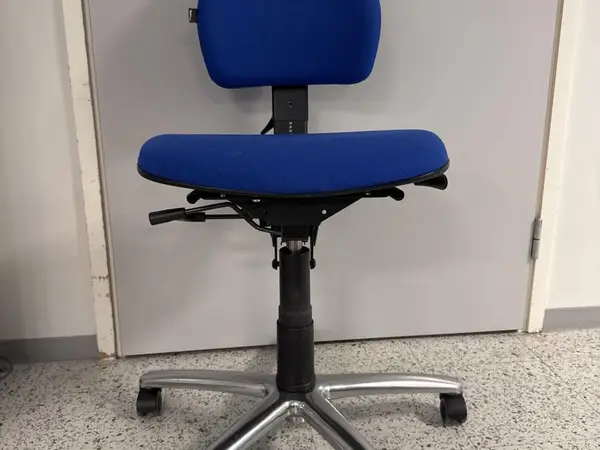 Martela RH työtuoli sininen (nro 61) tila S2 Aula