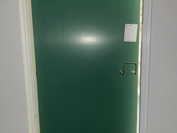 Ovi (nro 34) tila D1 synnytyssalit 109