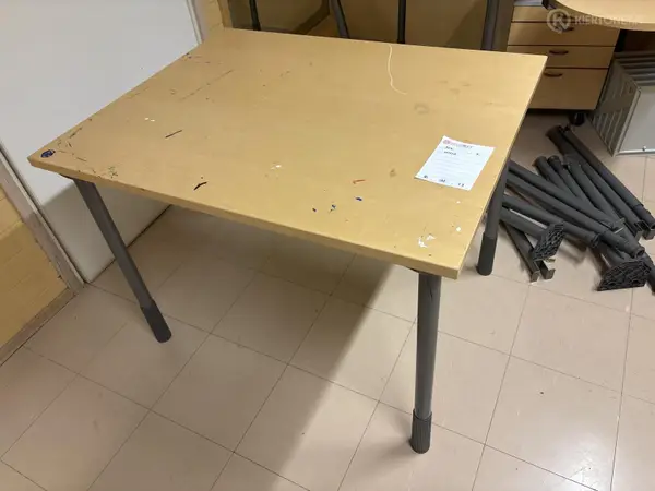 Pöytä (nro 323) tila K1 K