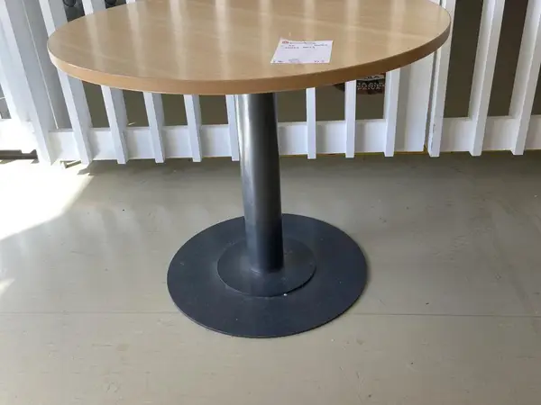 Pyöreä pöytä (nro 22) tila E2 Aula Odotus
