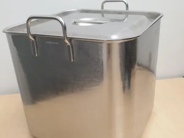 Ruostumatontaterästä astia
