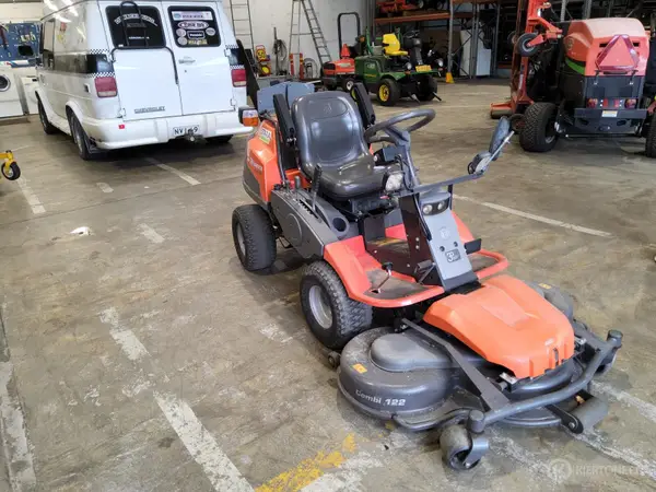 Husqvarna R 422Ts AWD