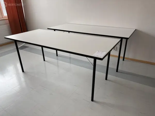 Iskun pöydät 2kpl (nro 35) tila 1 krs. 312