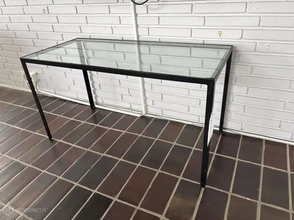 Lasipöytä (nro 49) tila 1 krs. Sali