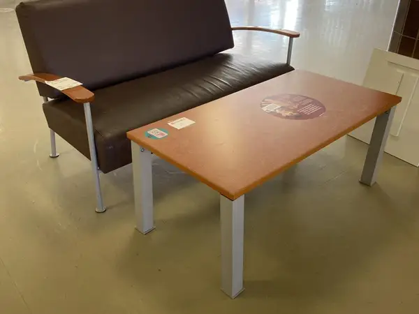 Sohva + Sohvapöytä (nro 13) tila E2 Aula Odotus