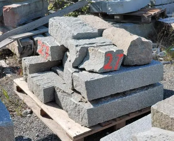 Kurun harmaata graniittia ns. "RÄÄPPIKIVEÄ" Erä 27 eurolavalla