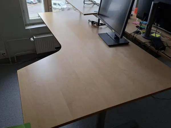 Iso sähköpöytä
