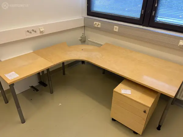 Kulmapöytä + Martela laatikosto (nro 110) tila F2 Yhtymähallinto 016