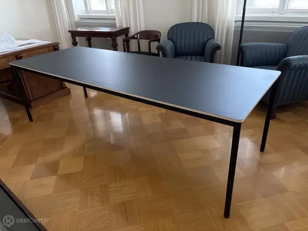 Iso musta pöytä (nro 519) tila 4. krs 3