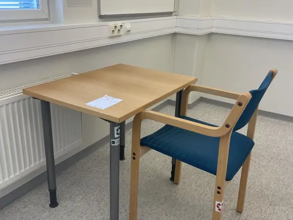 Pöytä + tuoli (nro 409) tila D1 Leikkaussalit 302